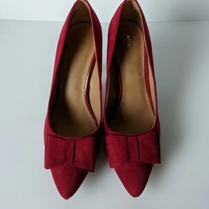 Apt. 9 red faux suede bow pointed toe heel 9M